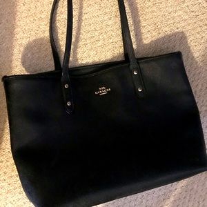 Gently used COACH tote with zipper .Originally paid 600$